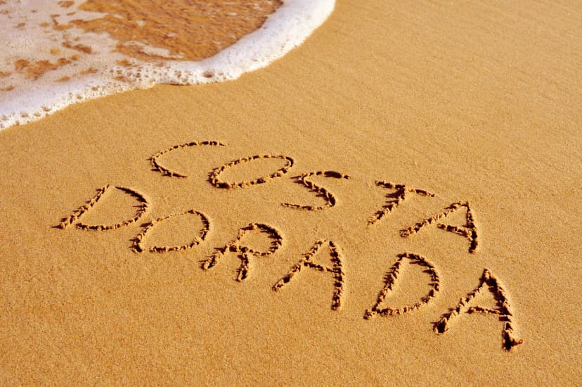 De Betovering van de Costa Dorada: Een Toeristisch Paradijs