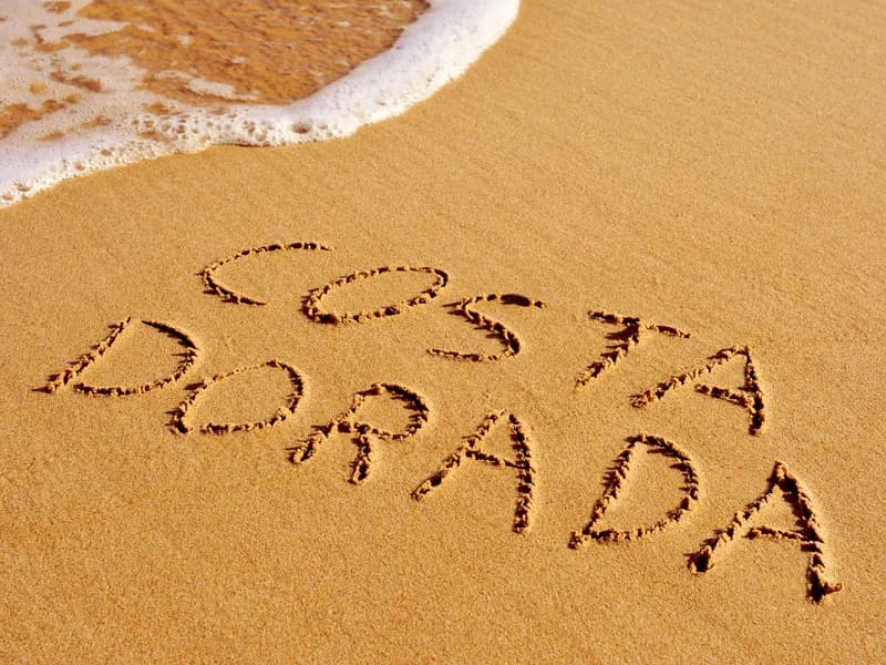 De Betovering van de Costa Dorada: Een Toeristisch Paradijs