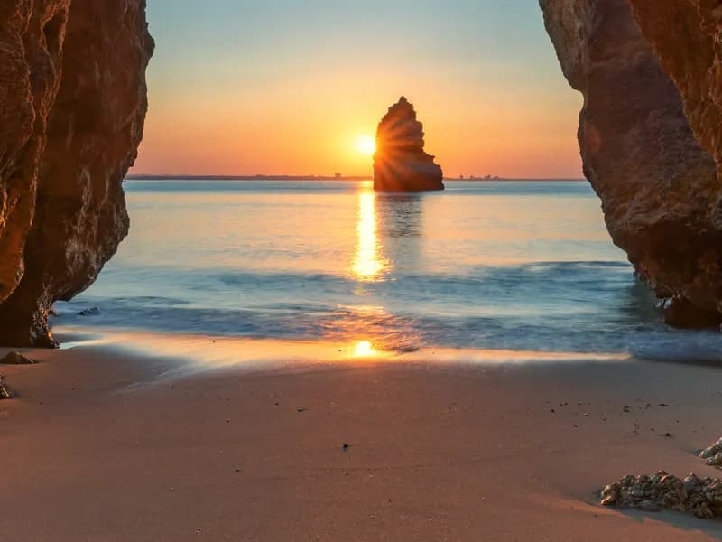Droombeach bij zonsondergang aan de Algarve, Portugal