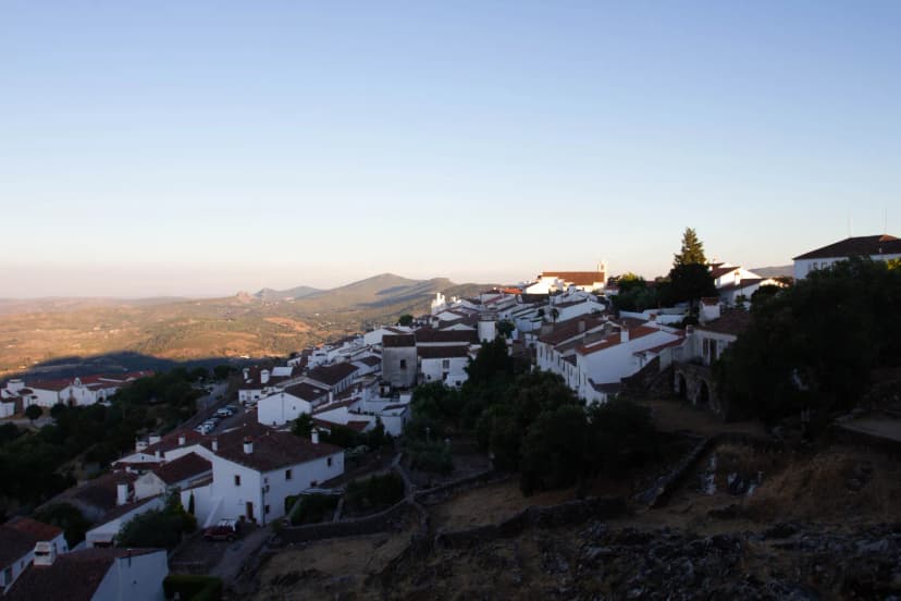 Uitzicht over de ommuurde heuveltop van Marvão in de Alentejo