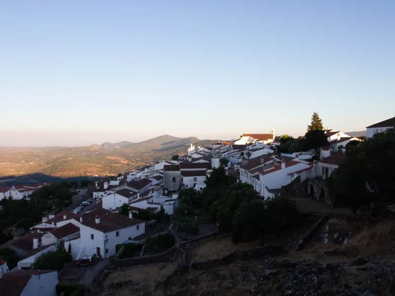 Uitzicht over de ommuurde heuveltop van Marvão in de Alentejo