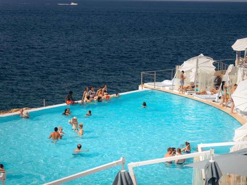 Ontspan in Stijl bij Café del Mar Malta: Luxe, Zonsopgang en Muziek
