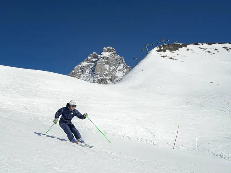 Skilift en besneeuwde pistes in Cervinia (Valle d’Aosta) met zicht op de Matterhorn