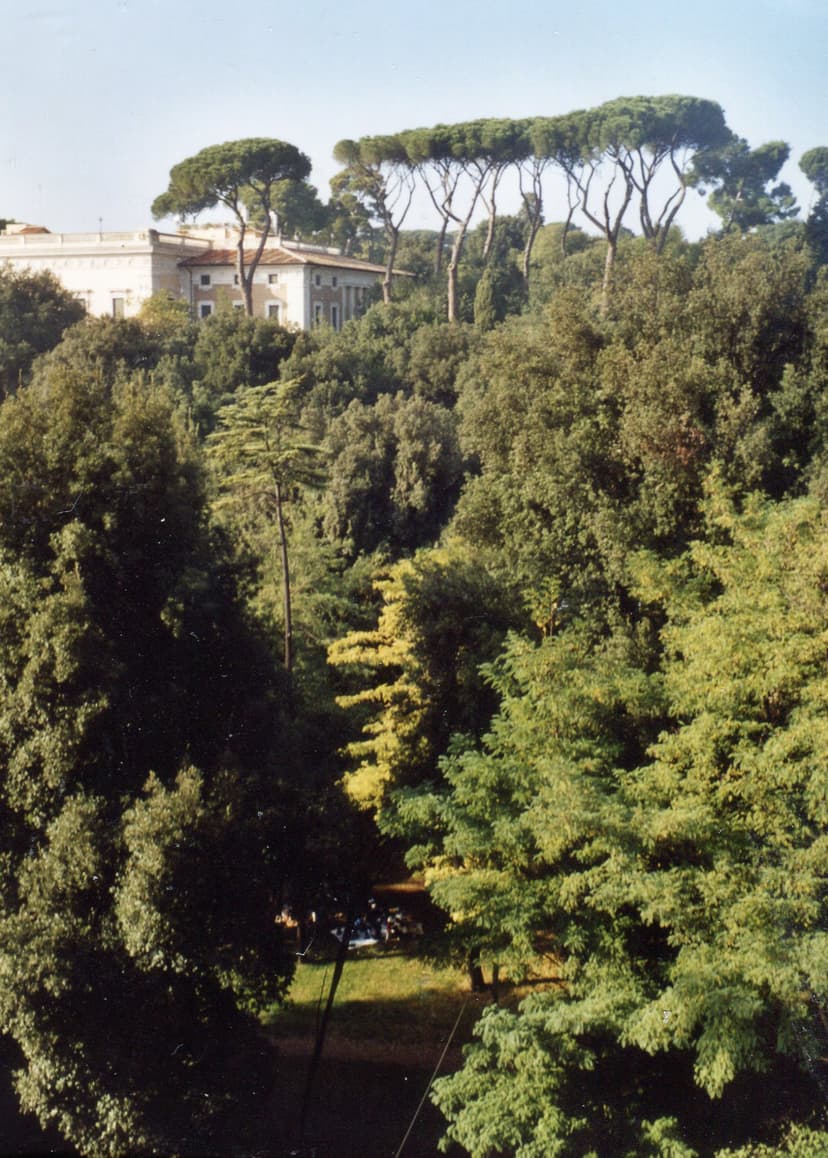 Een rustige hoek van het park Villa Borghese in Rome
