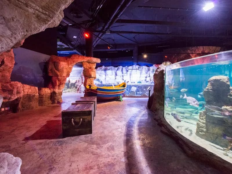 Buġibba, Malta: kustlijn en boulevard aan zee