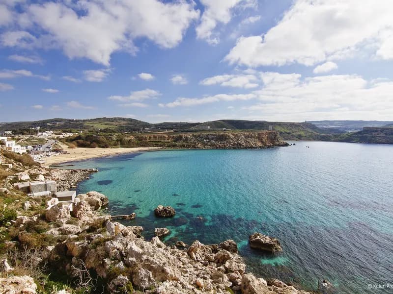 Golden Bay in Mellieħa, Malta, de baai waaraan het hotel ligt