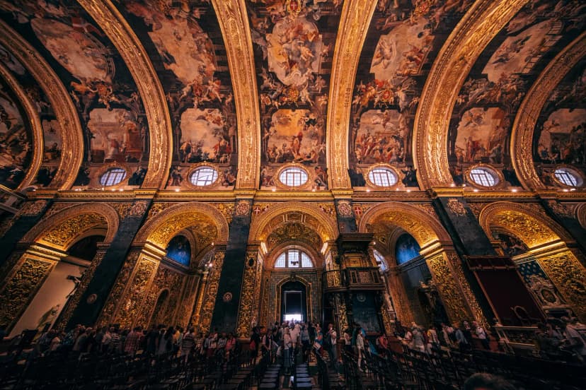 Interieur van het hoofdaltaar in de St. John's Co-Cathedral in Valletta