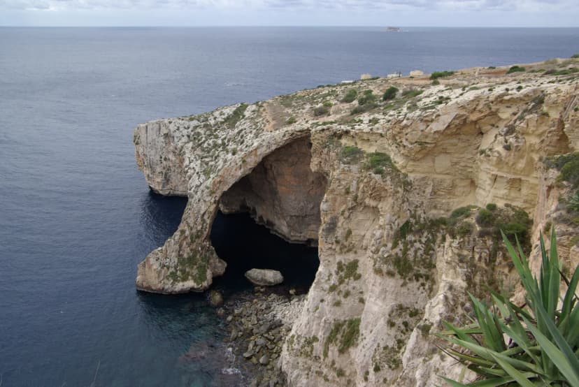 Natuurlijke rotsboog van de Blue Grotto boven de diepblauwe zee aan de zuidwestkust van Malta
