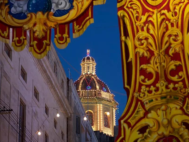 Straatversiering tijdens een Maltese festa in Birgu