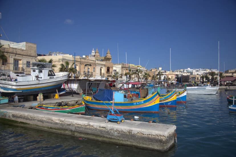 Kleurrijke luzzu-vissersboten aan de kade van de haven van Marsaxlokk in het zuiden van Malta