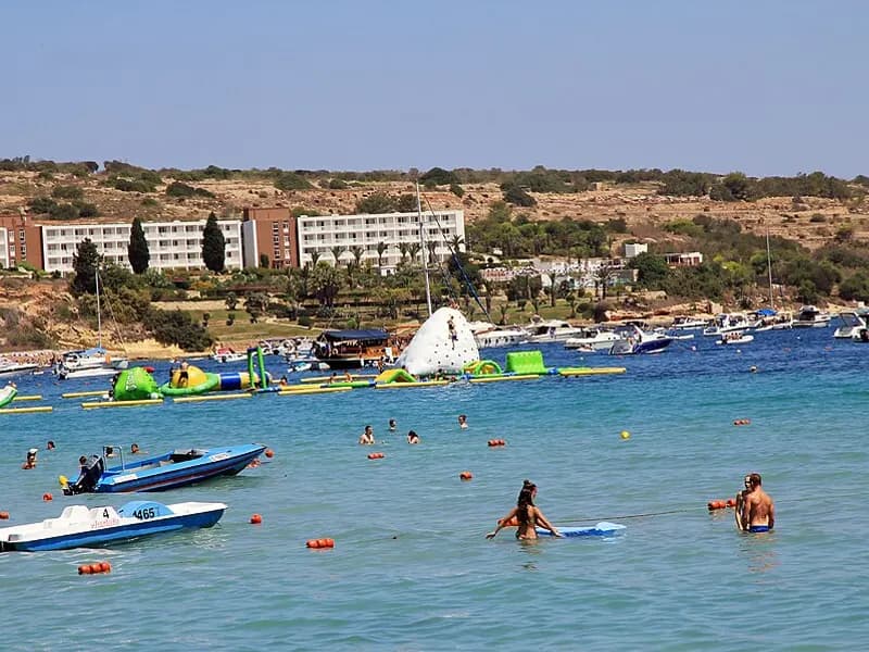 familiereis naar Malta: waterattracties en zwemplezier in Mellieħa Bay