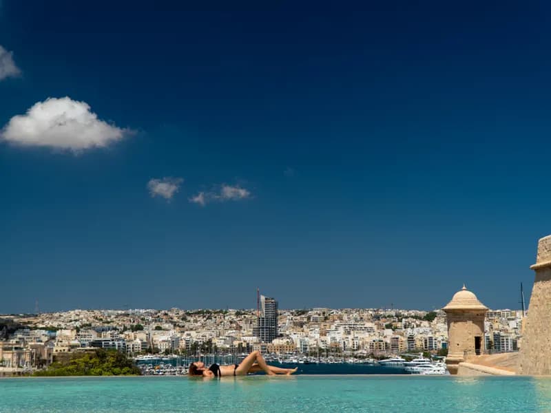 Infinity pool op een bastion met zicht op de haven en de skyline van Malta