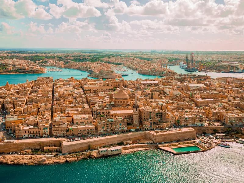 Luchtfoto van Valletta op Malta met de stadsmuren, de havens en de koepels van de oude stad