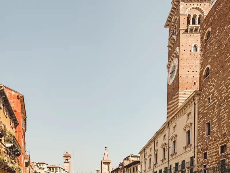 Piazza delle Erbe in Verona, vlak bij boutique Hotel Gabbia d'Oro