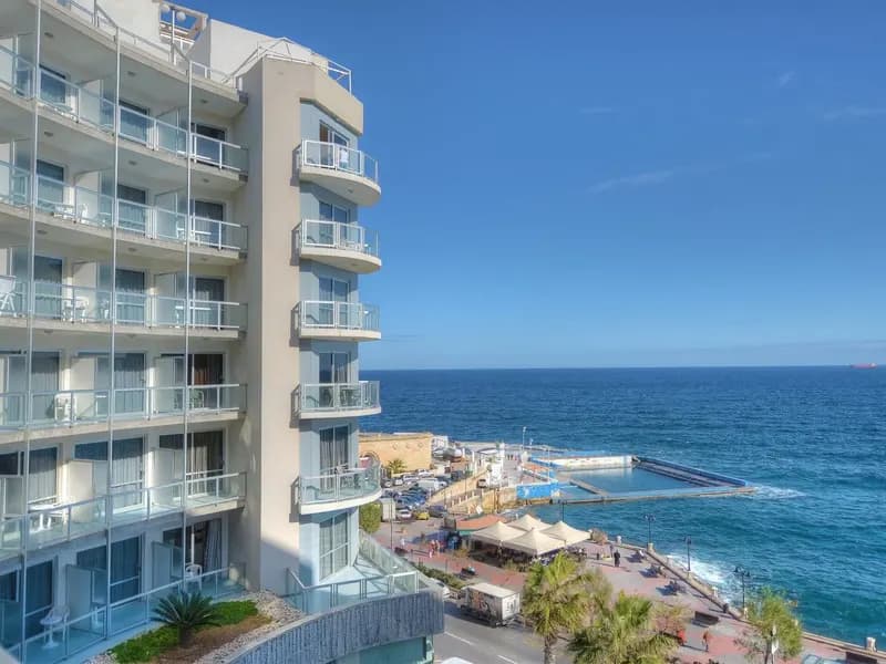 Preluna Hotel met balkons aan de zeekant van Tower Road in Sliema, met uitzicht op de Middellandse Zee