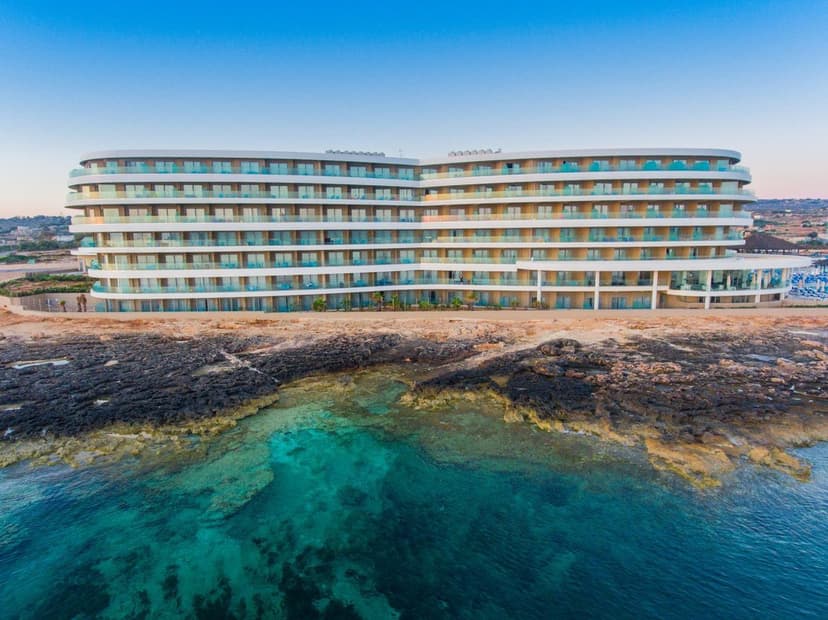 Ramla Bay Resort aan de rotskust bij Marfa, in het noorden van Malta