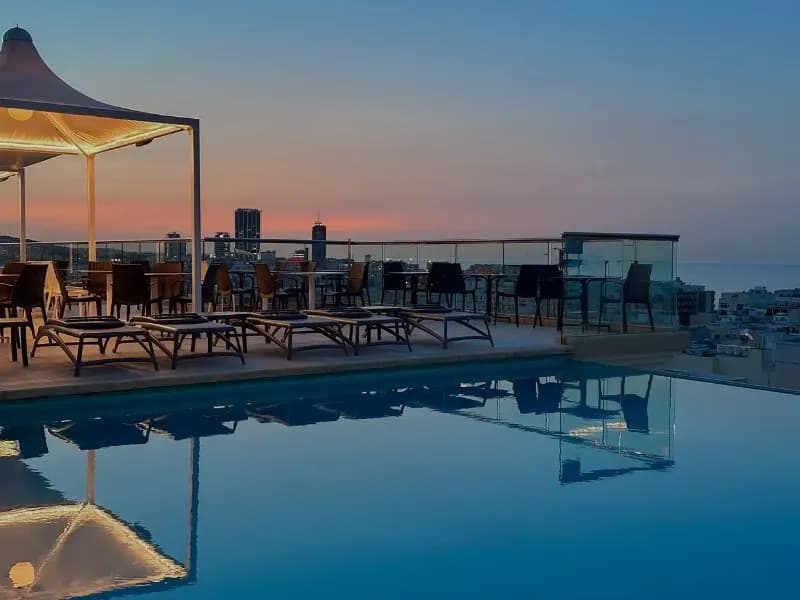 De mooiste rooftopbars in Malta: cocktails met uitzicht over de Middellandse Zee
