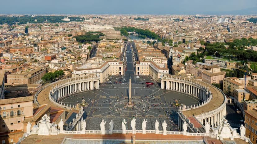 Het Sint-Pietersplein in Vaticaanstad, gezien vanaf de koepel van de basiliek
