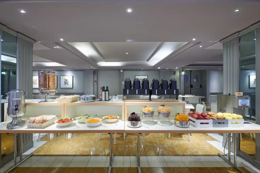 Ontbijtbuffet met brood, fruit en gebak in Hotel Plaza Venice