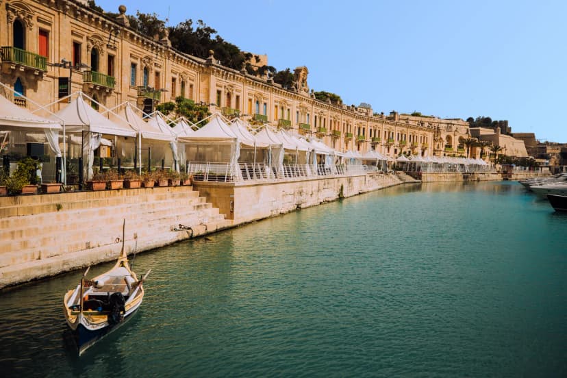 De waterfront van Valletta aan de Grand Harbour