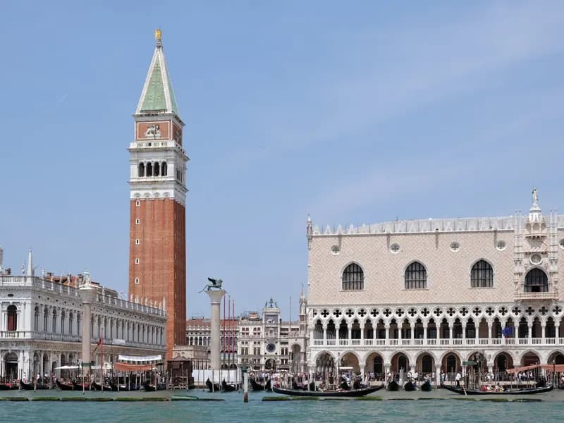Piazza San Marco en de Campanile gezien vanaf het Giudecca-kanaal in Venetië