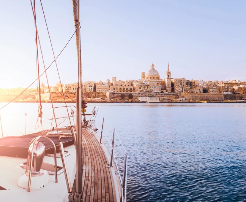 Zicht op Valletta vanaf een boot in de Grand Harbour