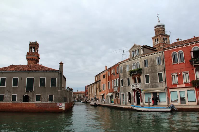 Kanaal met glasateliers langs de Fondamenta dei Vetrai op Murano