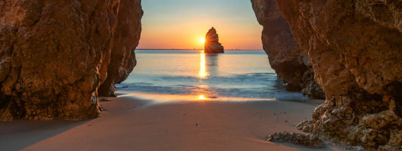 Droombeach bij zonsondergang aan de Algarve, Portugal