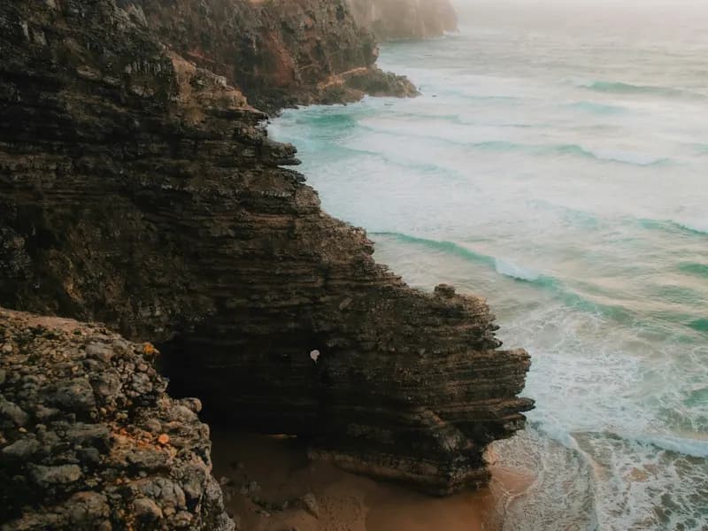 Kliffen en strand in de Algarve