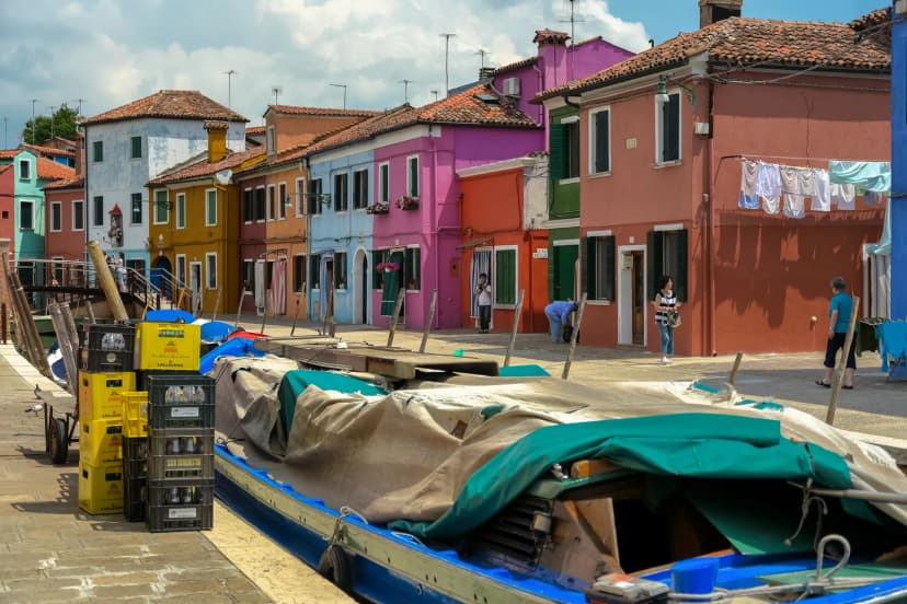 Kanaal met felgekleurde huizen op het eiland Burano bij Venetië