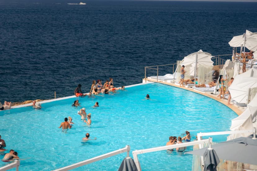 Ontspan in Stijl bij Café del Mar Malta: Luxe, Zonsopgang en Muziek