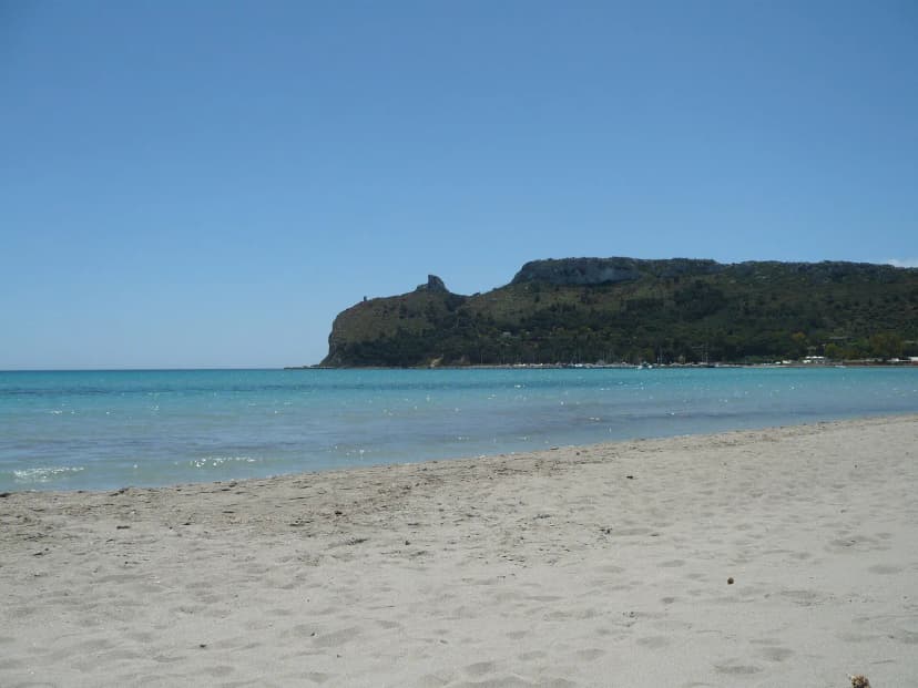 Het Poetto-strand van Cagliari met turkoois water