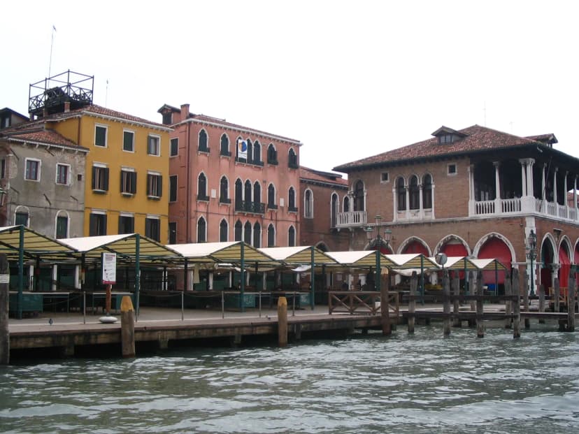 De overdekte vismarkt Pescaria van Rialto, gezien vanaf het Canal Grande in Venetië