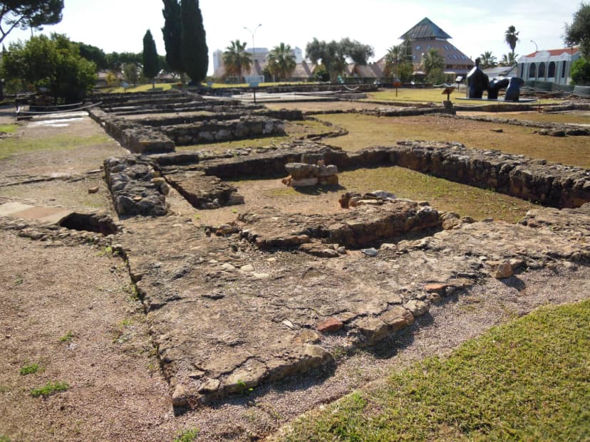 Romeinse ruïnes van Cerro da Vila in Vilamoura met lage stenen muren tussen het gras