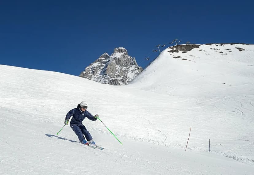 Skilift en besneeuwde pistes in Cervinia (Valle d’Aosta) met zicht op de Matterhorn