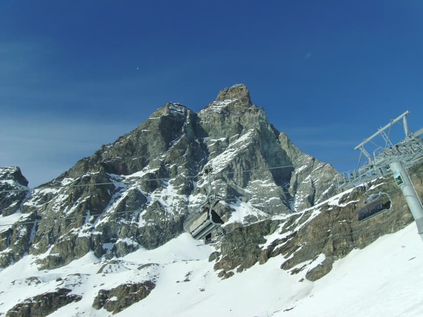 De Matterhorn met de stoeltjeslift van Pancheron op de besneeuwde hellingen bij Breuil-Cervinia