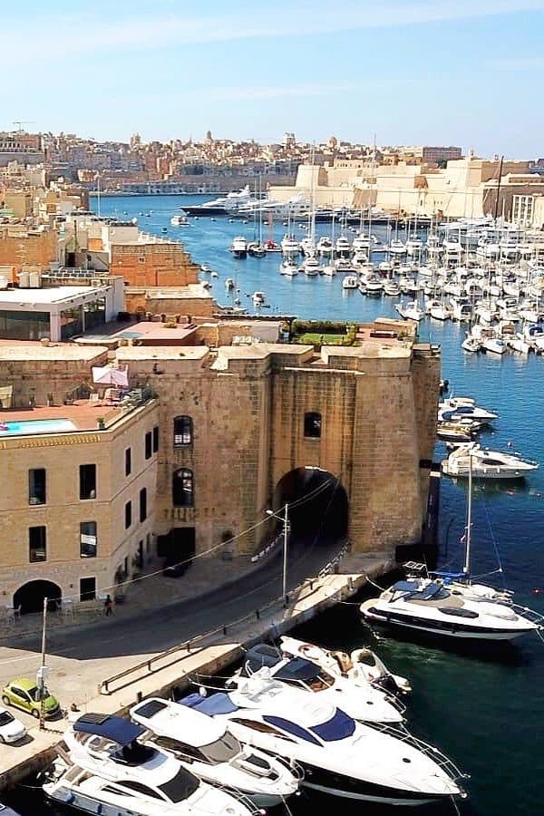 Uitzicht vanuit een hotel in Senglea op een historische vestingpoort, de jachthaven en de oude havenstadjes van Malta