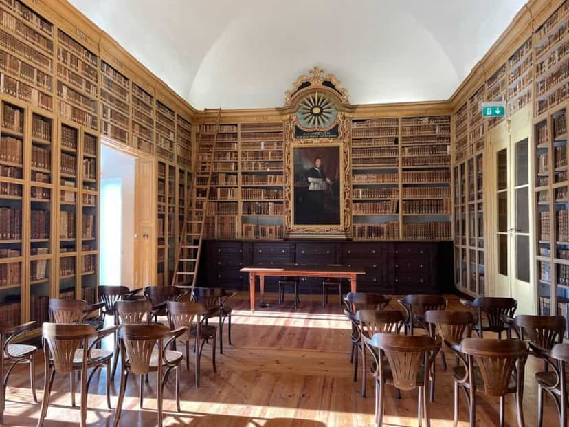 Historische kloosterbibliotheek met houten boekenkasten in Évora