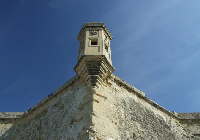 De Gardjola, de stenen uitkijkpost op de bastionpunt van Senglea, tegen een blauwe lucht