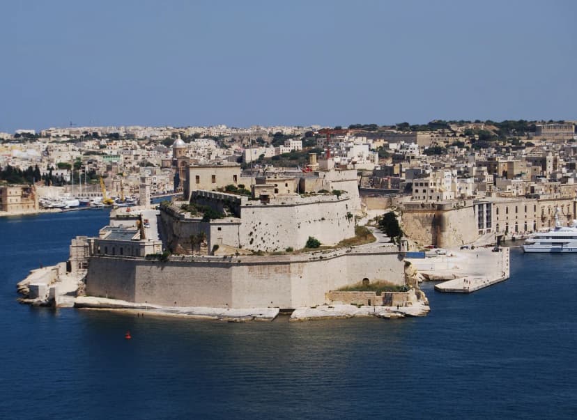 Fort St. Angelo aan de punt van Birgu, gezien over het water van de Grand Harbour