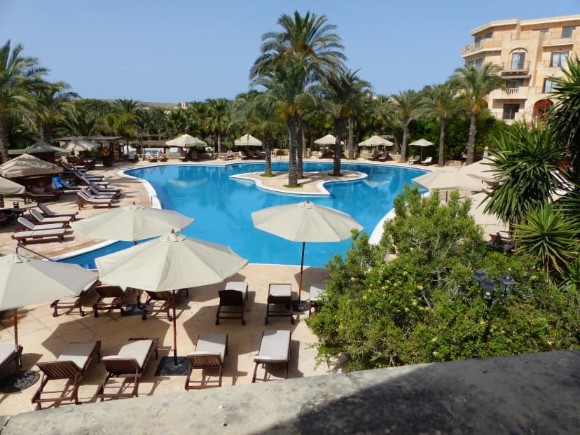 Buitenzwembad van het Kempinski Hotel San Lawrenz op Gozo