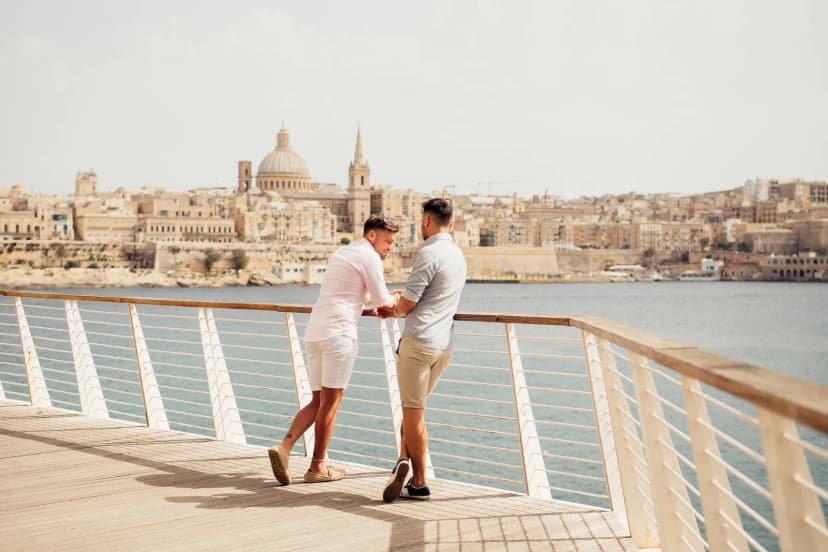 LGBTIQ+-koppel in Sliema met uitzicht op Valletta