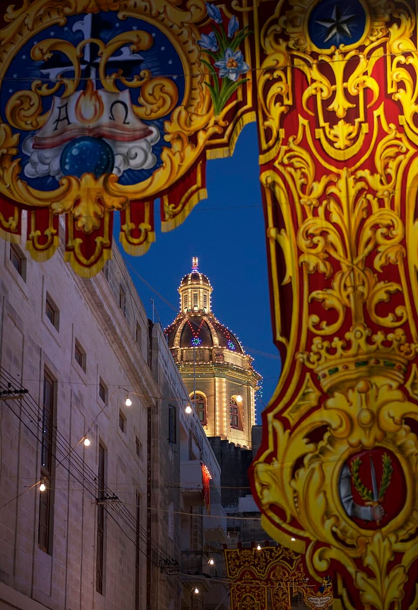 Straatversiering tijdens een Maltese festa in Birgu