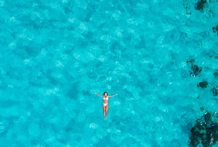Zwemmen in helder turquoise water voor de kust van Malta in het najaar