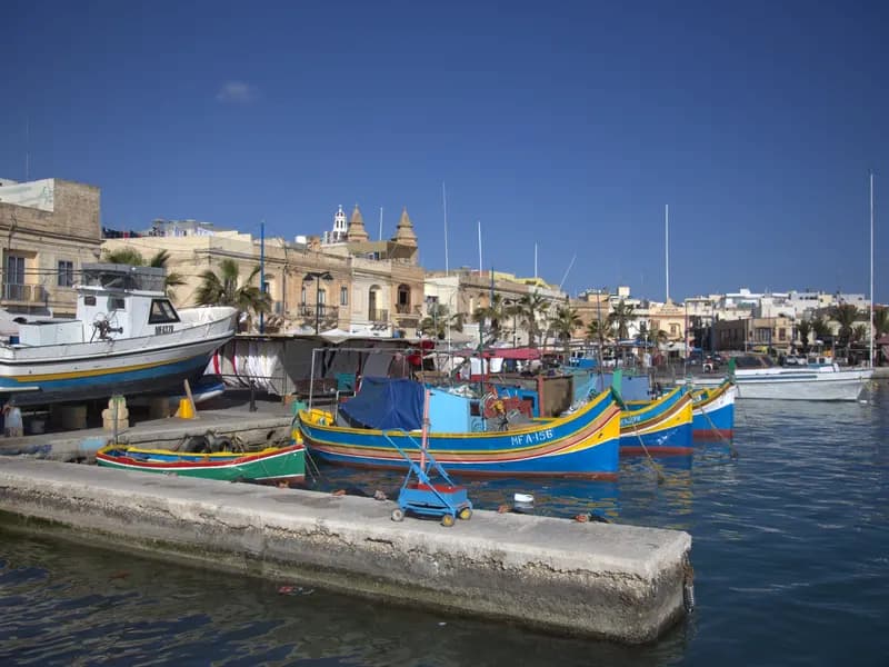 Kleurrijke luzzu-vissersboten aan de kade van de haven van Marsaxlokk in het zuiden van Malta