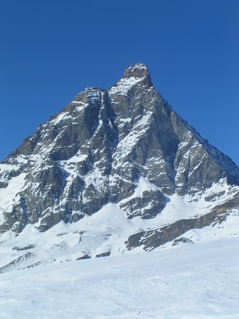 Besneeuwde zuidwand van de Matterhorn, gezien vanuit het skigebied van Breuil-Cervinia