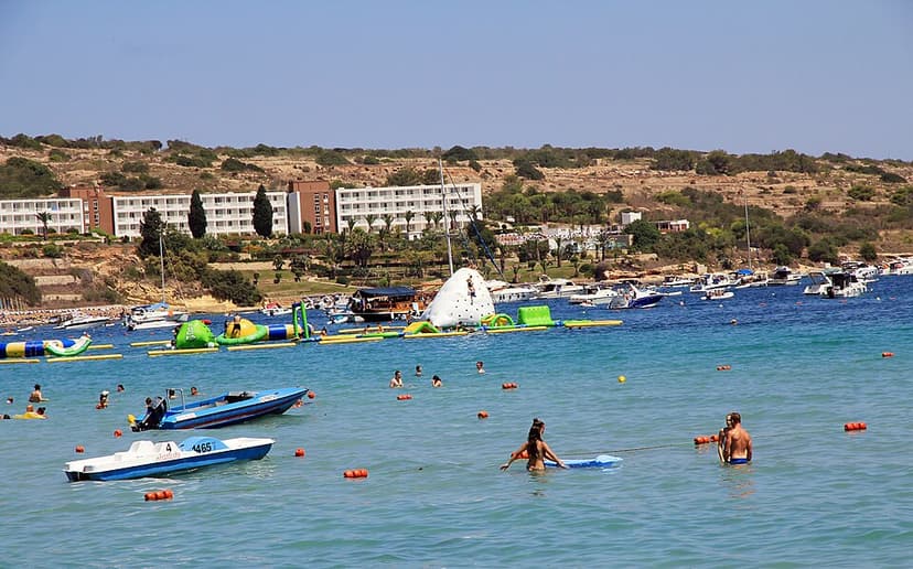 familiereis naar Malta: waterattracties en zwemplezier in Mellieħa Bay