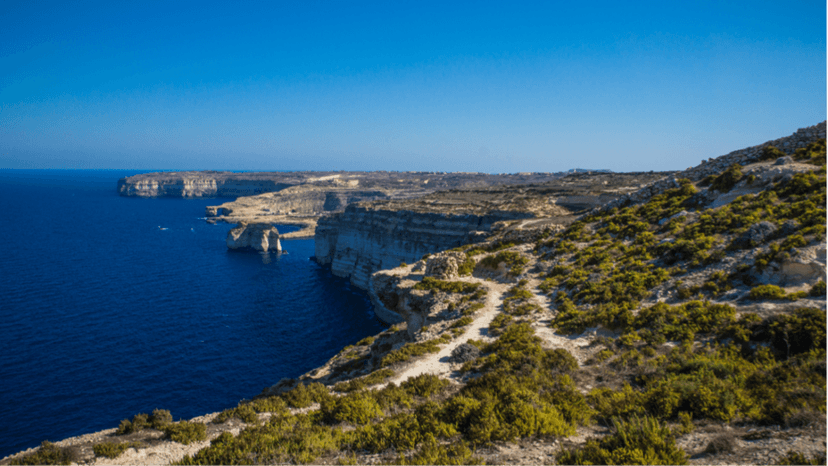 Dwejra met in de verte het Azure Window voor het in 2017 instortte.