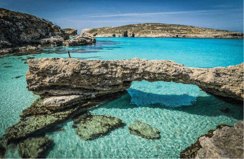 De Blue Lagoon bij Comino met turquoise water en een natuurlijke rotsboog