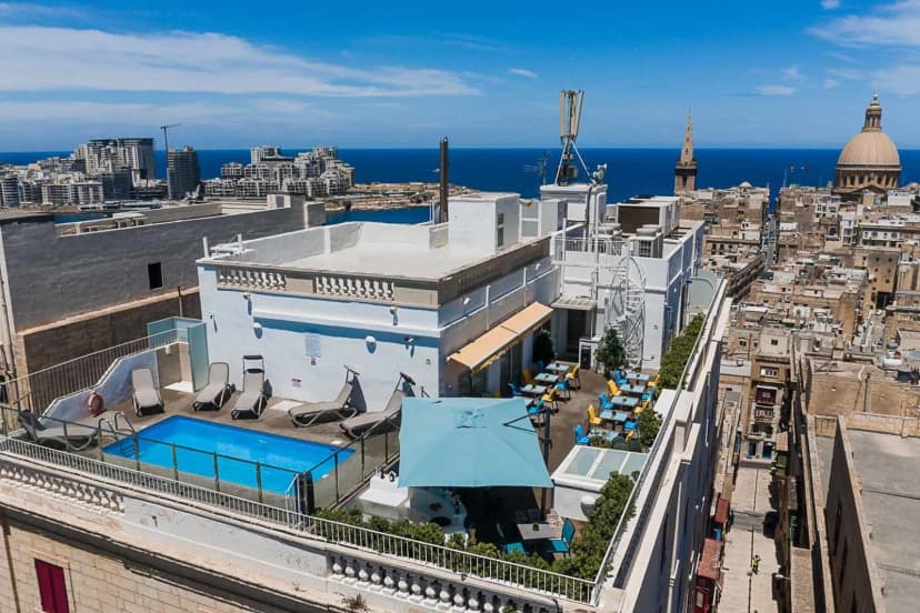 Dakterras met zwembad van het Osborne Hotel in Valletta, met zicht over de daken van de stad